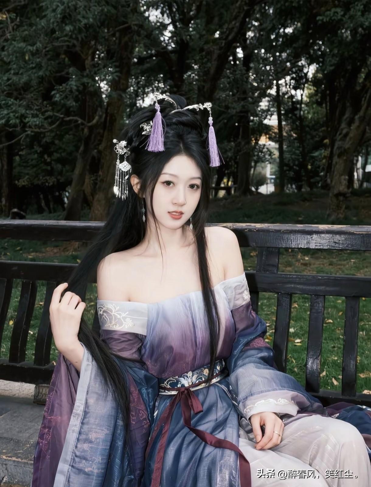 身着一套紫蓝渐变色的改良汉服/仙侠风写真服，色彩如梦似幻，宛如暮色时分的晚霞。服