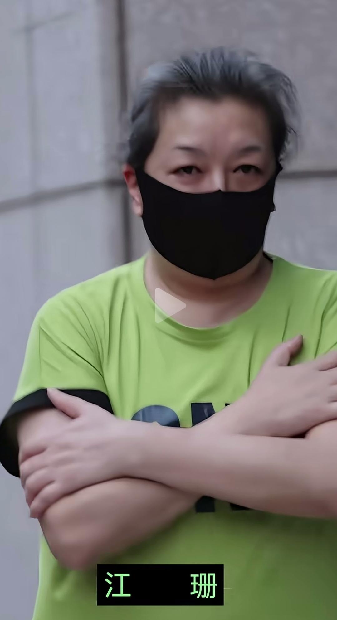 你敢信吗？
我心中的女神，才58岁
就头发花白，身材走样
完全成了路人大妈[捂脸