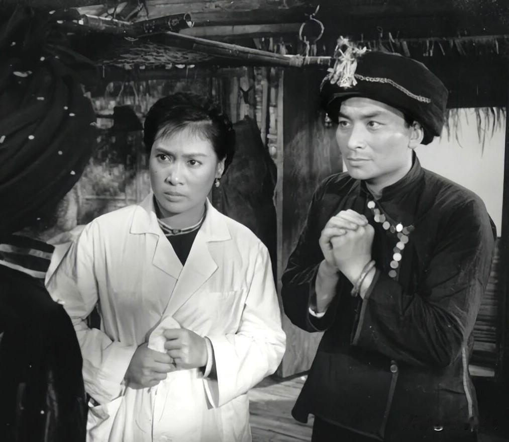 这是1960年，上海海燕电影制片厂拍摄的少数民族题材的电影《摩雅傣》——男女主角