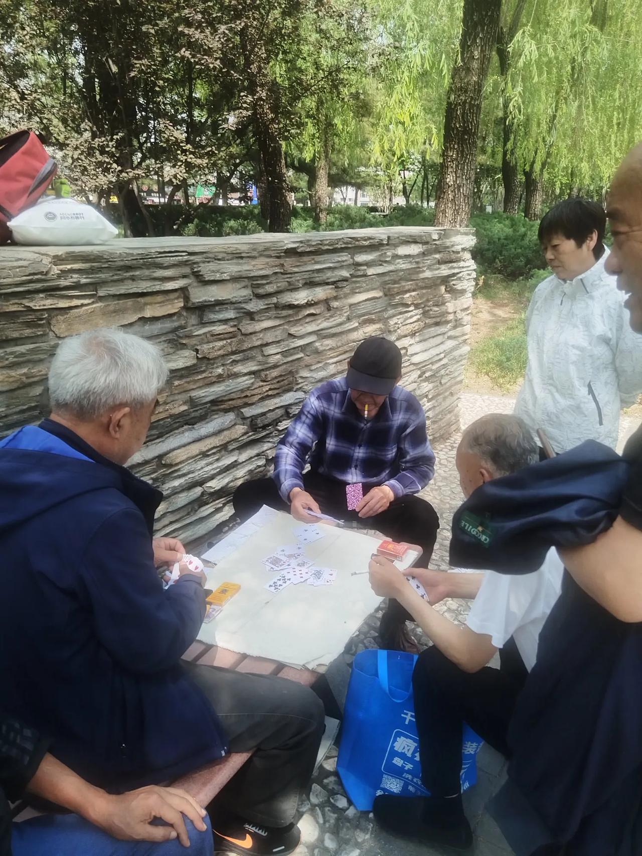 “没有永远的朋友，只有永远的利益”，不过是北京街头小巷大爷们打斗地主的玩意儿，雕