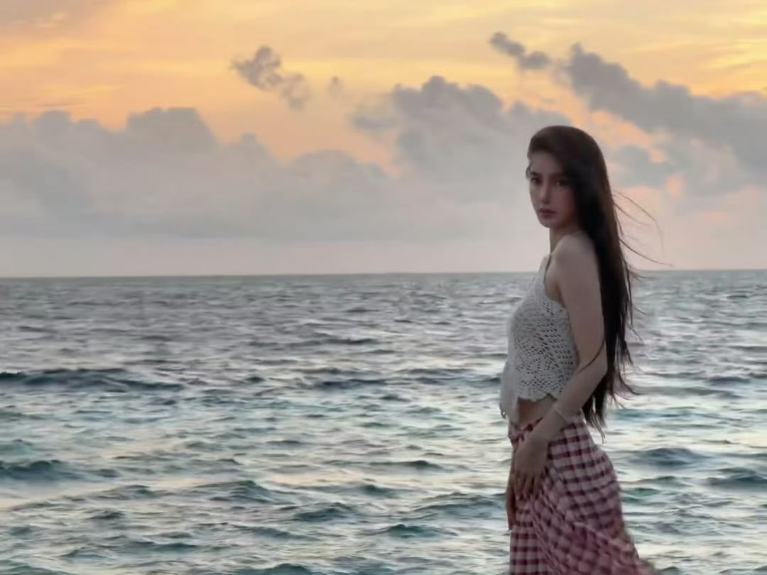 angelababy 杨颖 各位将将七夕快乐呀～姐姐在🍠发了美照🤳🏻大家快