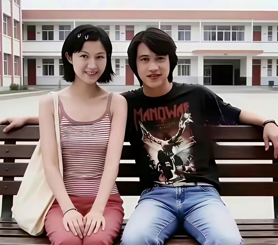 这是1995年，19岁的陆毅和19岁的鲍蕾刚进入上海戏剧学院时的合影。 