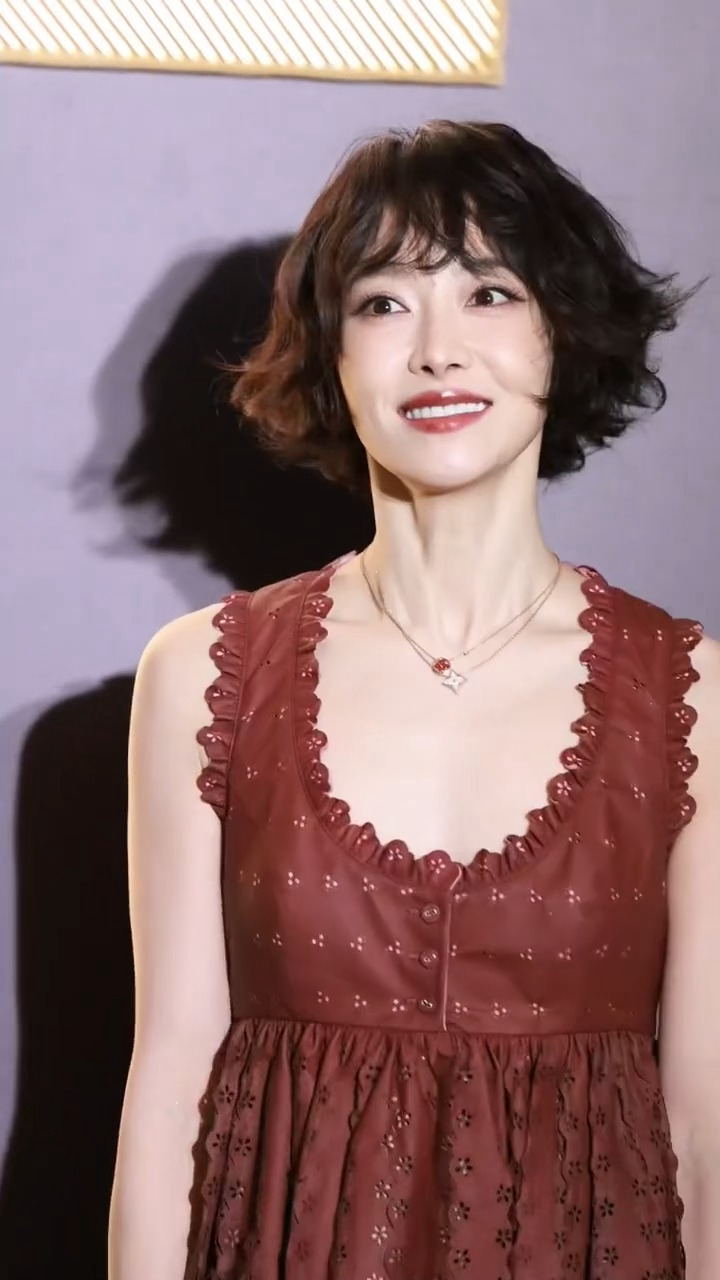 宋茜T风格论坛路透，短发好美好高级 