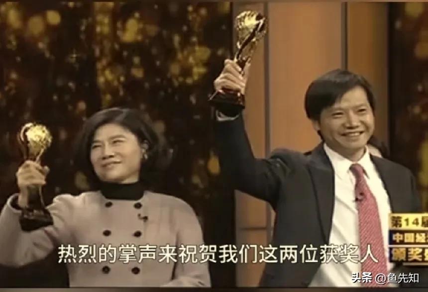 人呐，一定要得饶人处且饶人。2013年，董明珠跟雷军一起上台领奖的时候，两个人并