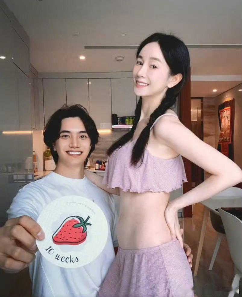 #张檬官宣怀孕#弱弱的问一句，一般不都是三个月以后才对外讲吗？看这肚子，不太明显