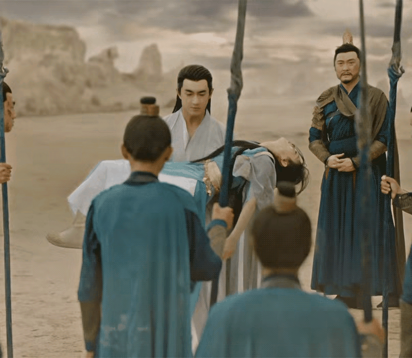 《与凤行》打开了公主抱正确的姿势，有些男演员是抱不动女演员的，所以那些镜头都不露