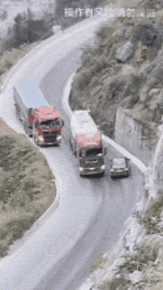 家人们！这波真的要给挂车司机疯狂点赞！一脚急刹下去，那可是直接救了一条甚至几条人