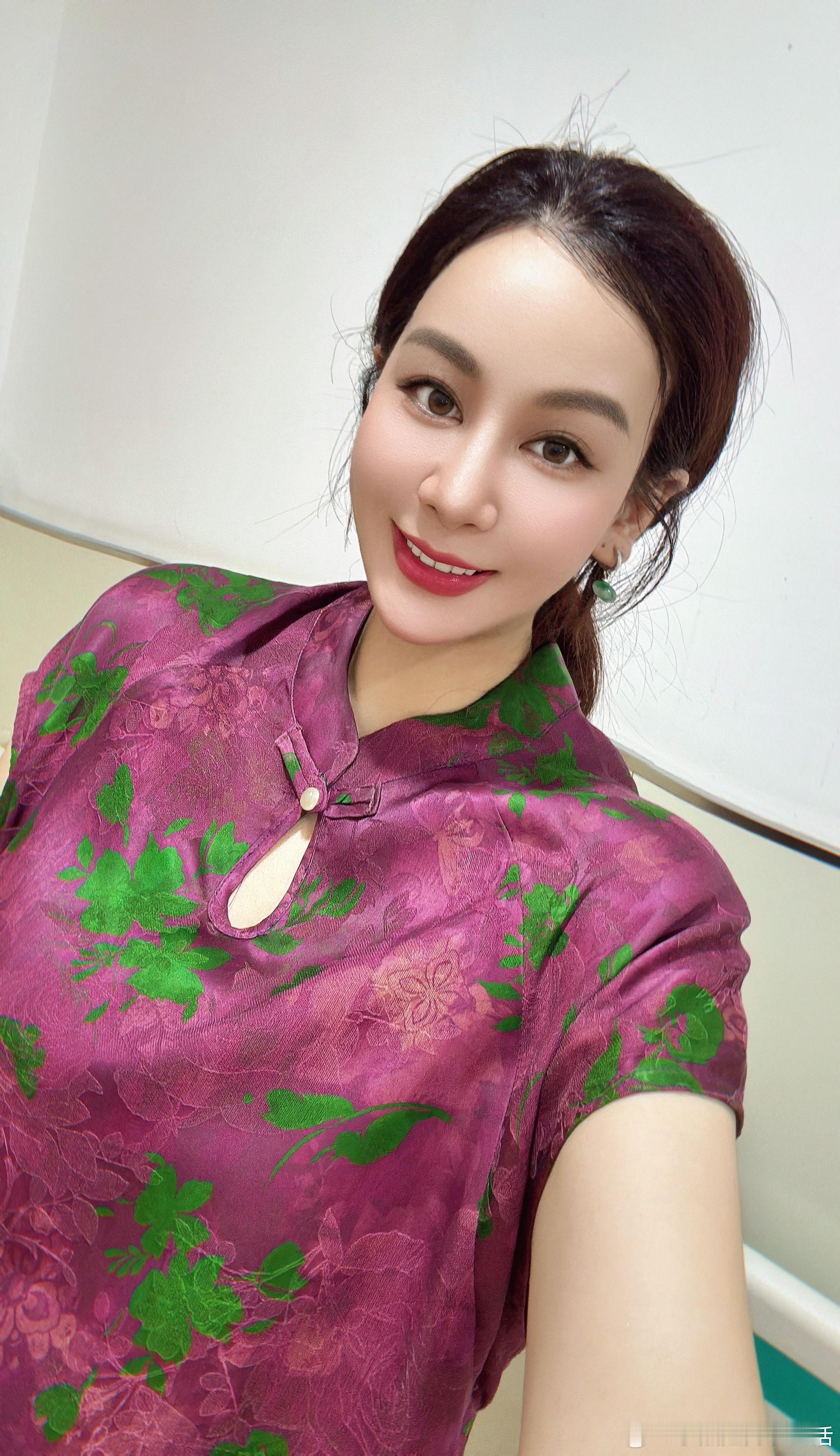 今天穿了喜欢的新中式，站在镜子前看了很久。突然想起一句话——“爱不是寻找一个完美
