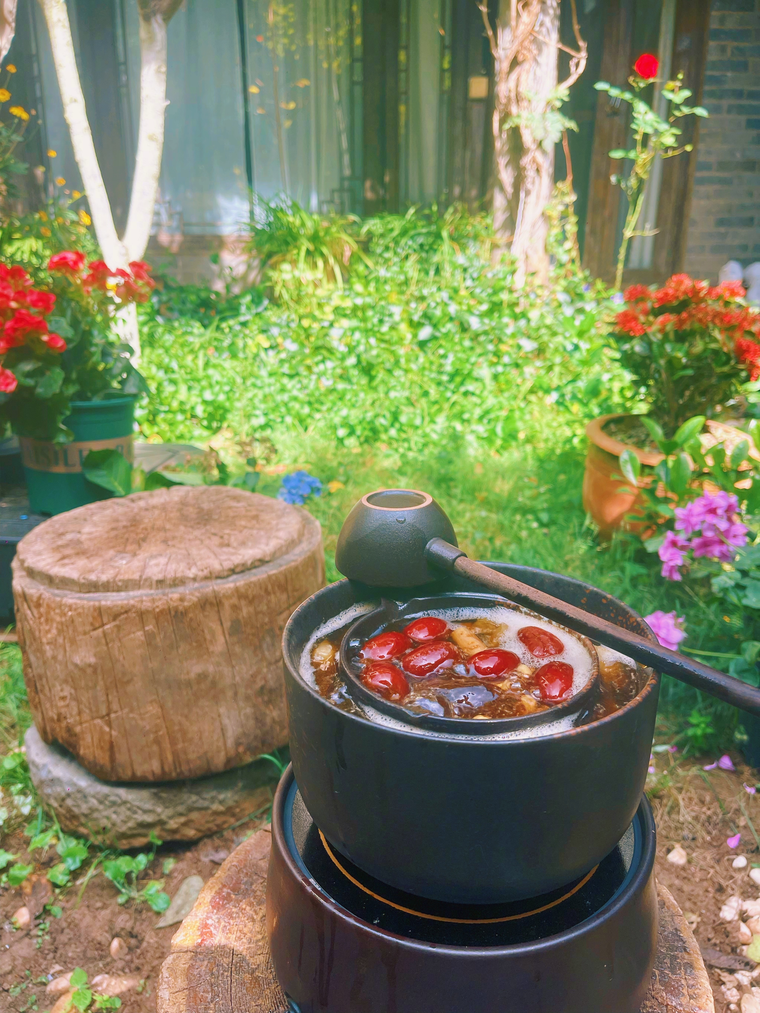 平静就是一个人征服了生活的姿态；平静是另一种热情，自己煨着自己，小火慢炖，自己让