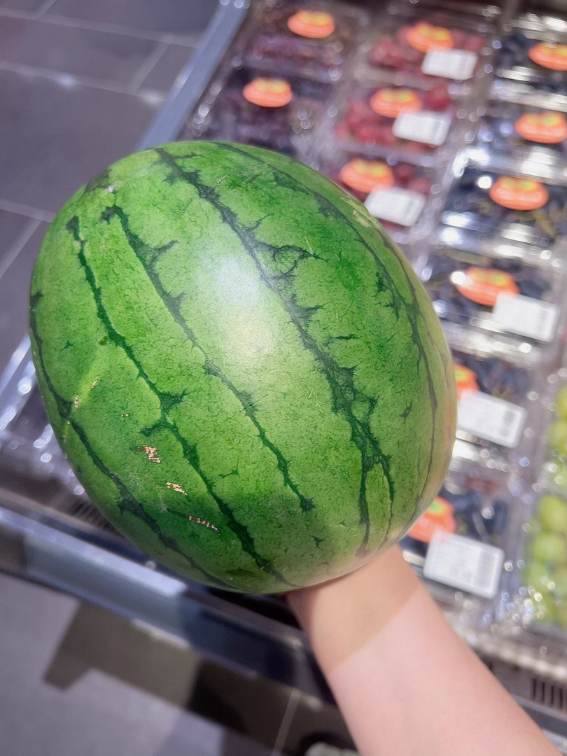 十块一个的手剥西瓜，是夏天最治愈的水果🍉成毅哥哥吃瓜不，我俩一人一半，挖着吃，