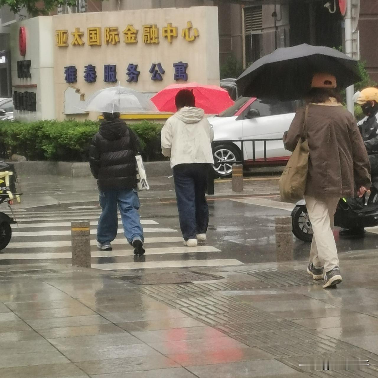 夏天，街上行人穿起棉衣羽绒服！

今天大连又是风又是雨，连续下雨两天多，明明是立