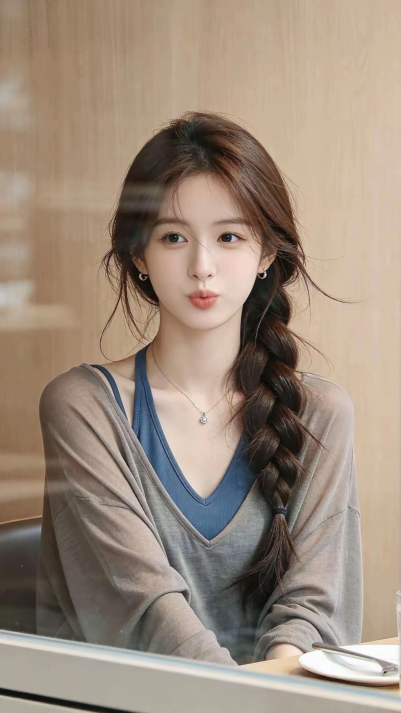 少女心满满，元气少女在咖啡馆的甜美瞬间🍀🌸🌺