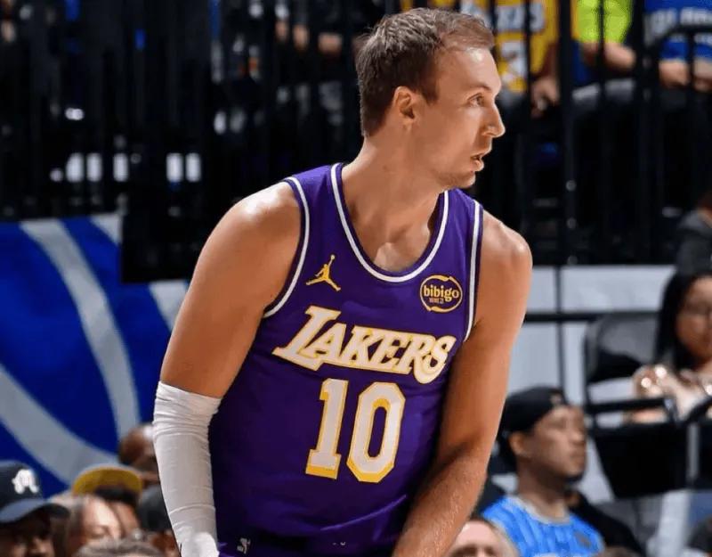 没想到肯纳德也可以是持球大核，也有一手出色的传球。原来是东契奇里夫斯耽误了你啊，