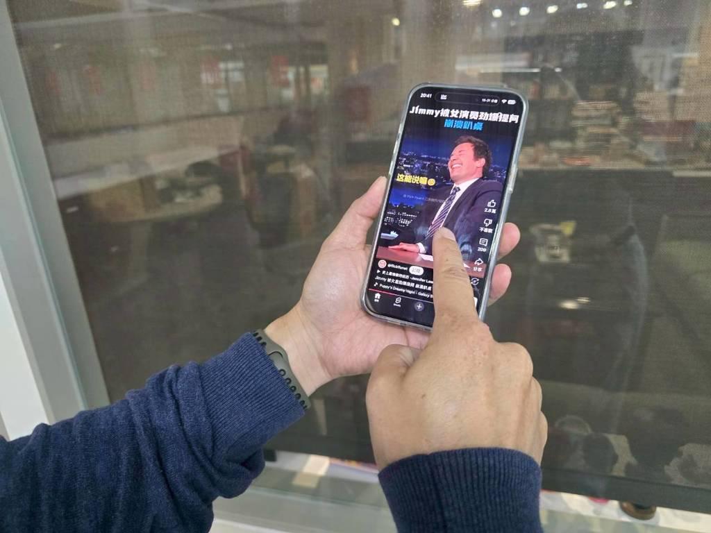 不知道从什么时候开始，家家户户上演着最荒诞的时代反转：从前父母追着孩子收手机、严