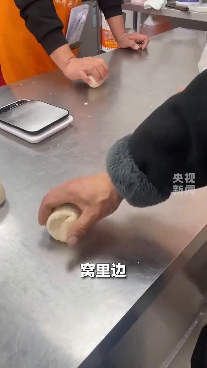 发面大馒头揉面秘诀，师傅单手示范步骤包会！
按扁，然后给它折一下，拿起来，把这个