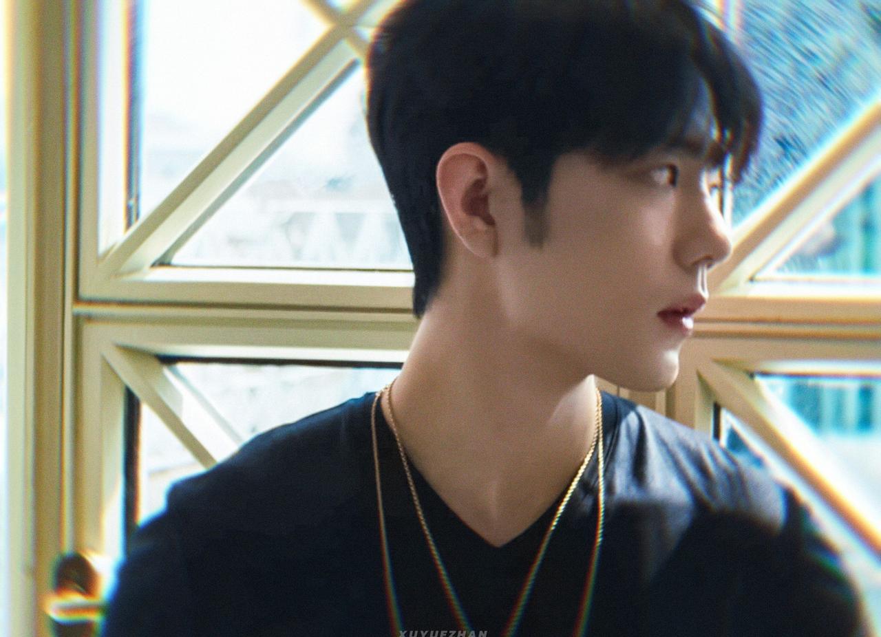 肖战飞机上和肖战前后排肖战开创全球首穿新方式 

元宵咬破的瞬间，整年的甜都流淌