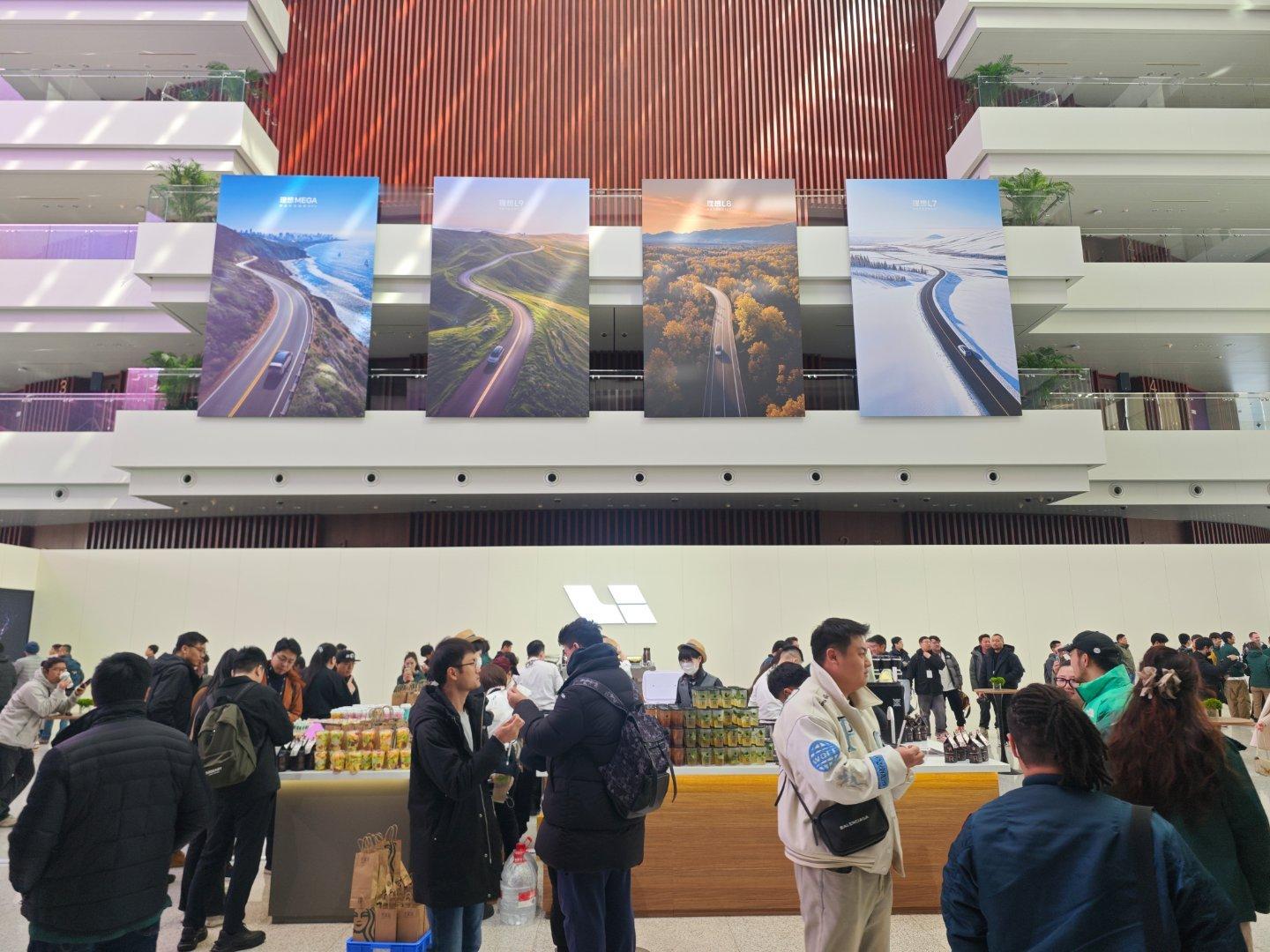 最近新车发布是一辆接着一辆，今天来参加“公路高铁”理想MEGA的上市发布会，看一