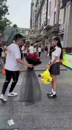 都浪漫这种程度，还不被认可，还有必要继续么！
视频里这男的可谓用心了，鲜花、舞步