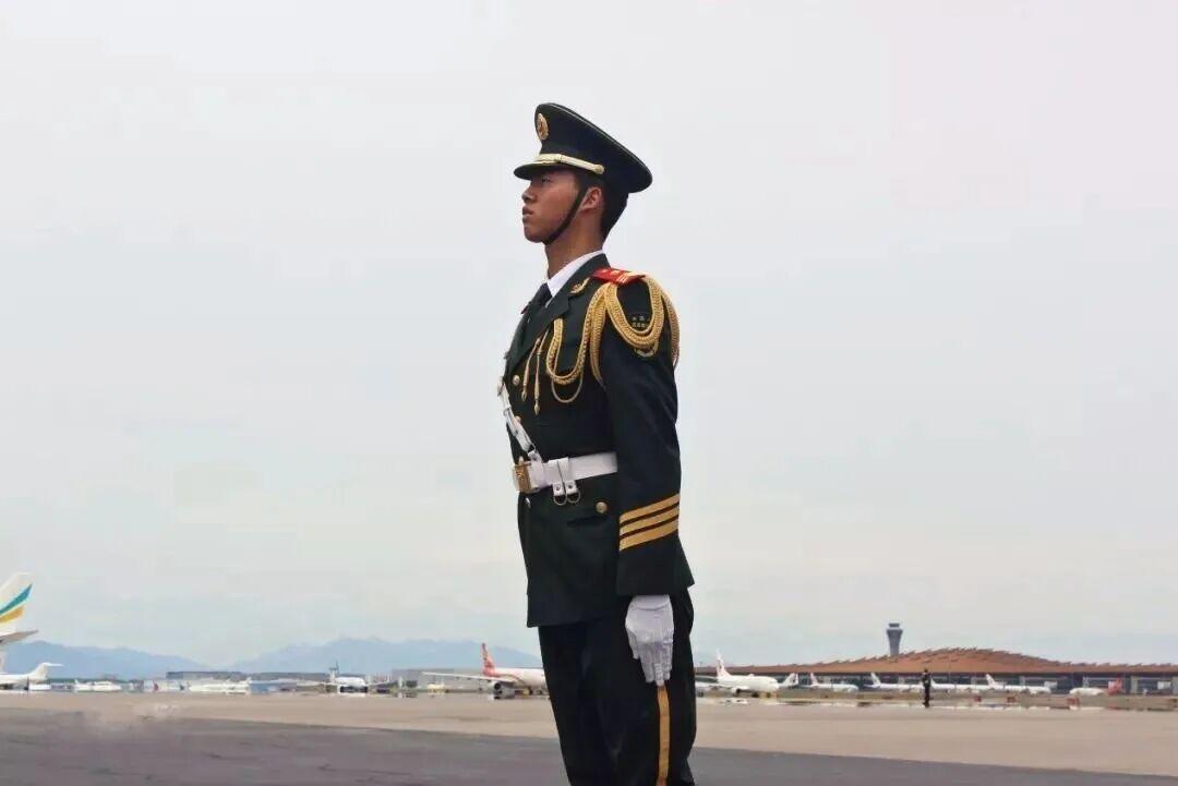 哨兵画面火遍全球，记者狂赞！

特朗普全程盛赞中国仪仗队“顶级、震撼、史上最佳”