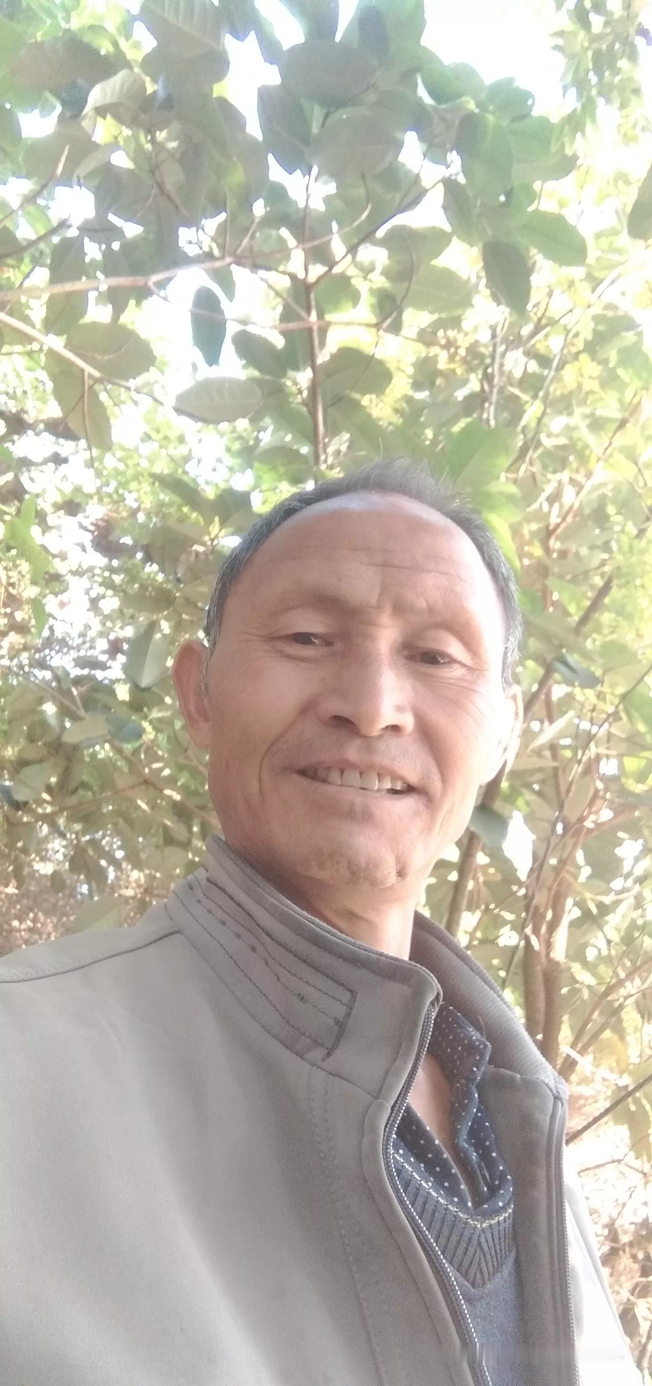 我有刨木机，为什么不在刨木机上打眼子，偏偏用人工打，因为干了30多年木工，用刨木