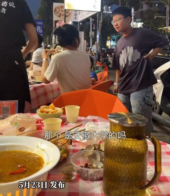 太巧了！近日，一位妈妈带儿子去吃烧烤，无意间瞥见隔壁桌的女子，当场就愣住了。对方