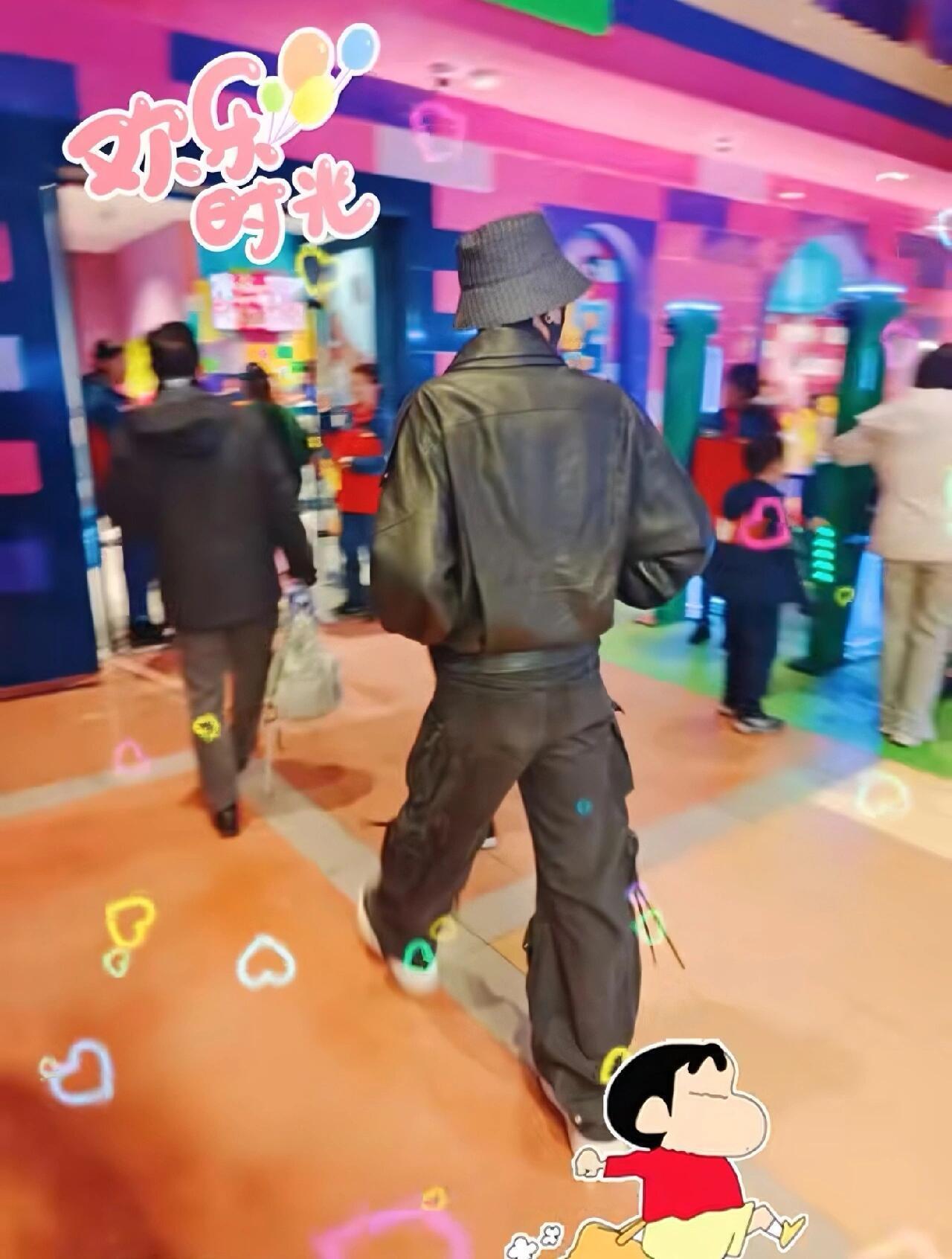 张若昀唐艺昕带娃 网友偶遇张若昀唐艺昕乐高乐园带娃玩，拍摄之余也有在好好陪家人?