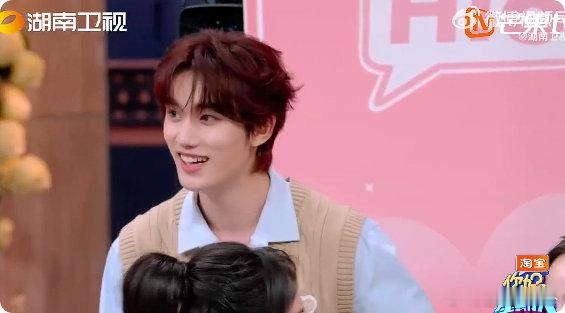 丁程鑫跳舞开心中略夹杂着丝心酸丁程鑫真的太敬业了！刚被淘汰就被要求跳舞，笑着说 