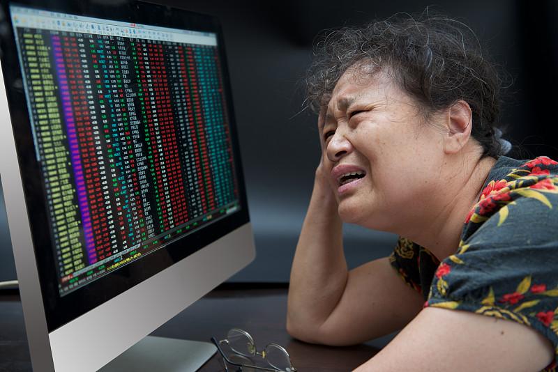 14块钱杀进去10万股，连吃三个跌停，这酸爽，我隔着屏幕都闻到肉疼了。

兄弟，