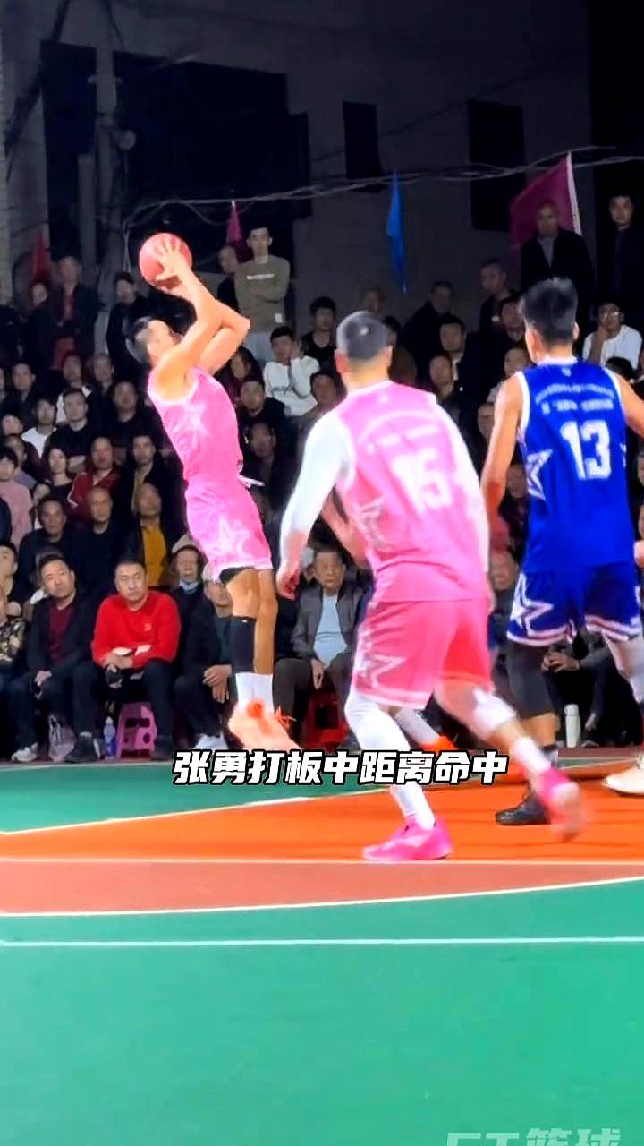 当河南野球帮遇到福建野球帮，场上场下情绪对抗拉满。
 

河南队用精准的投篮回应