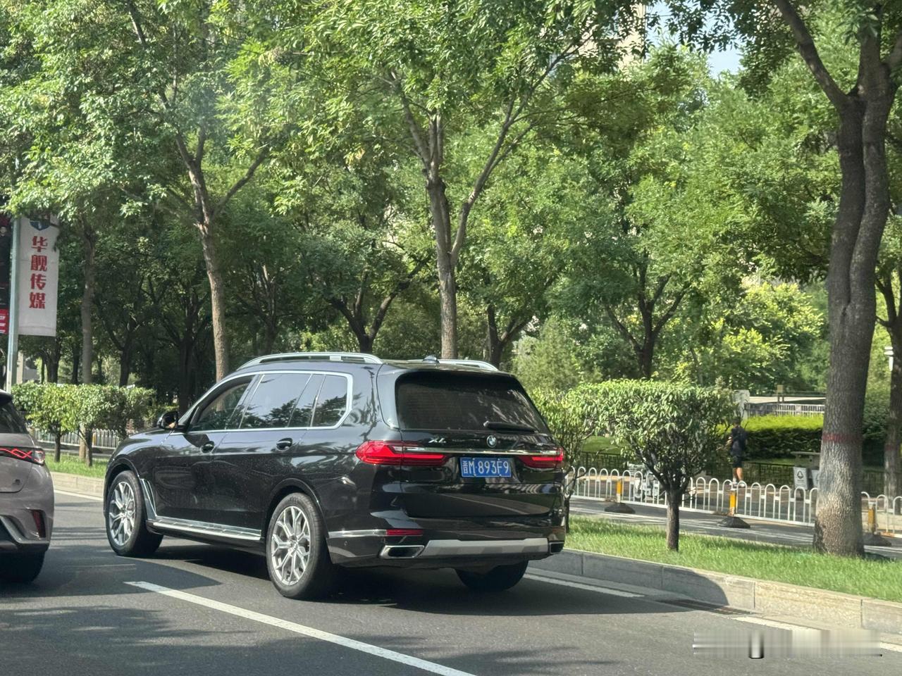 今天在路上看见一款宝马xl车。以前没听说过这个牌号，特别感兴趣和好奇，查了一下，
