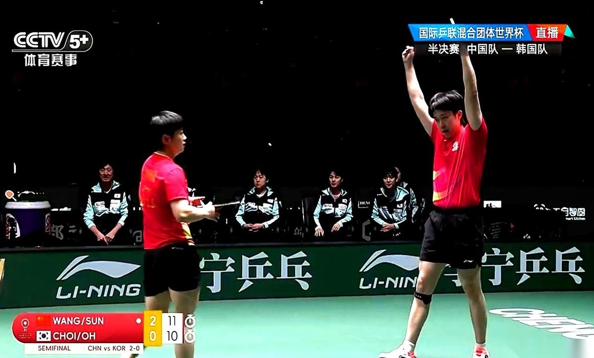 他赢了，他把两个人的胜利，一个人给吼了出来。
像个终于拿到糖的小孩儿，忘乎所以。