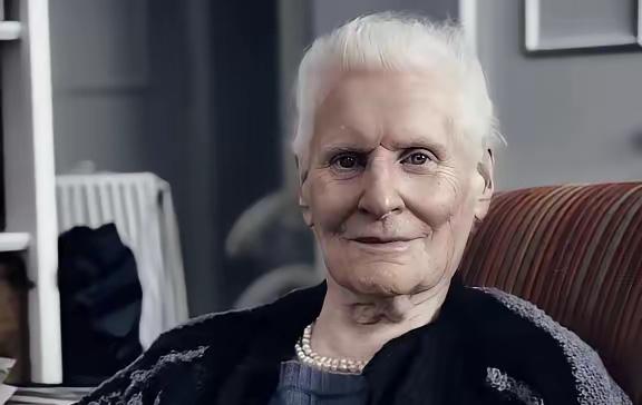 英国一位百岁女编辑说得透：

男人做完可以转身就走，生理上没啥。女人不行——每一