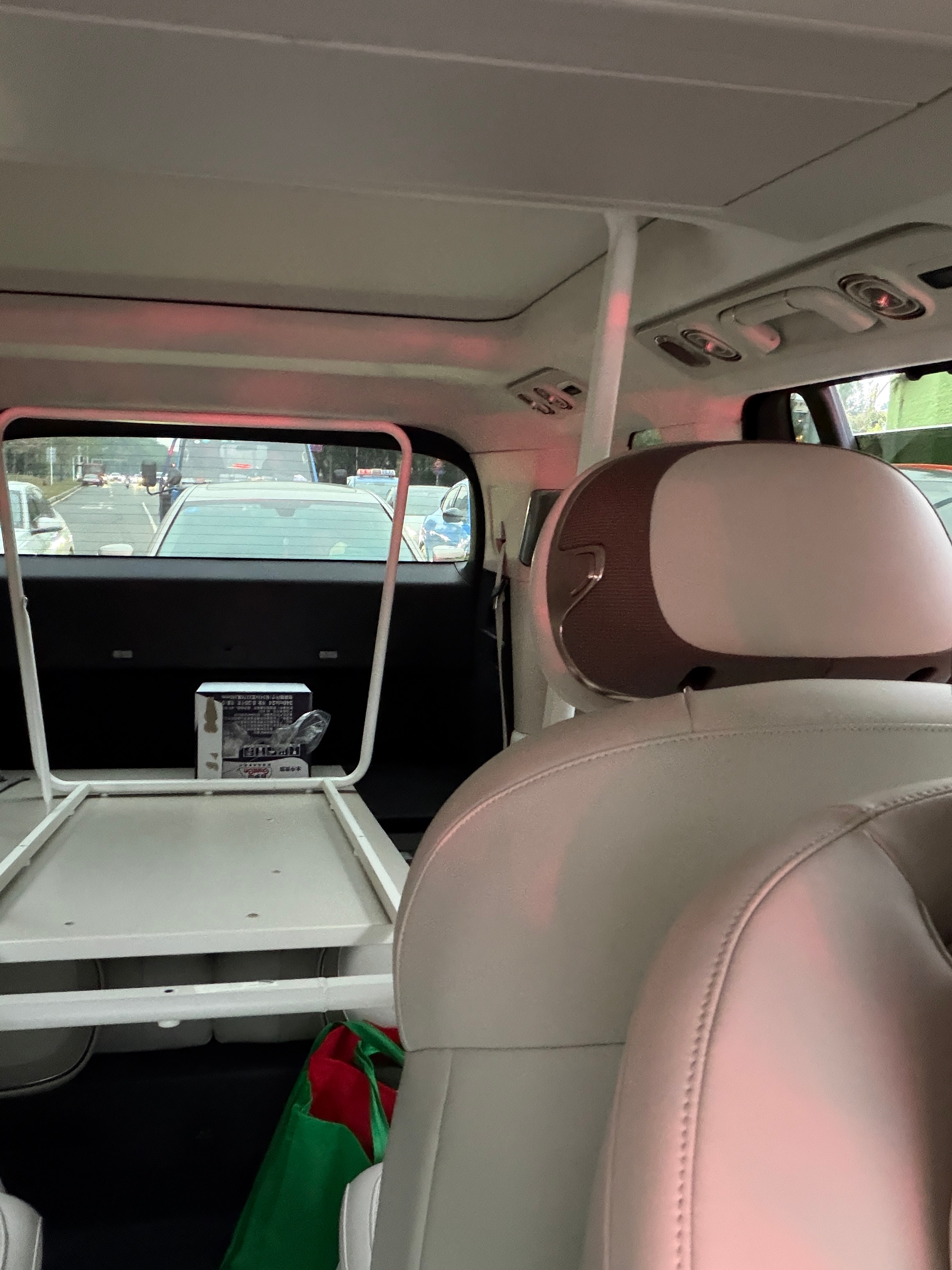 领克900第一次帮忙搬家，座椅背靠背，大办公桌子就放下了。涓子的领克900﻿ ﻿