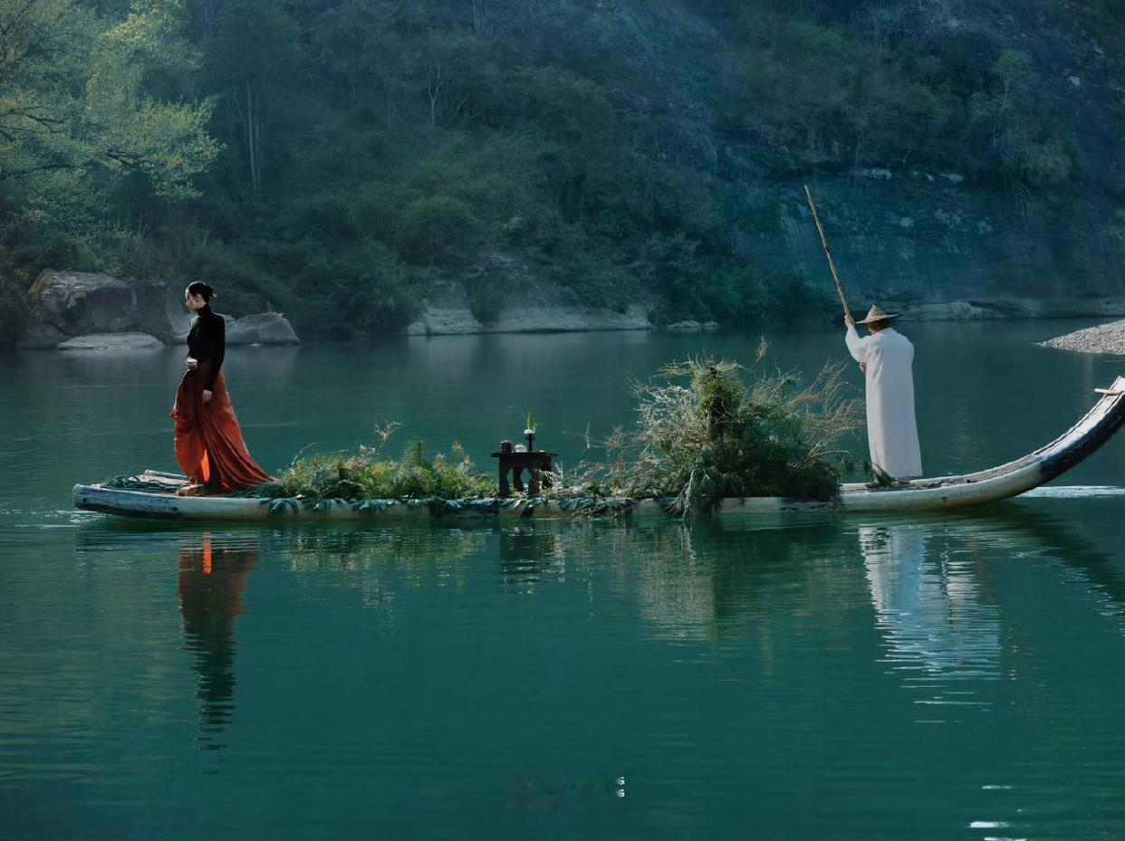 宋佳上城士这组图拍的漂亮，纵情山水间，自然果然是最棒的滤镜，陈漫镜头下的宋佳洒脱