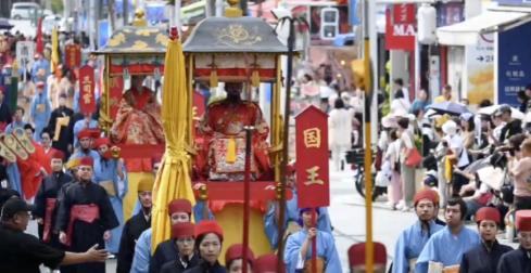 11月10日，琉球国那覇市的遊行，人们举起了琉球国的旗帜，要求恢复主权。
 
琉
