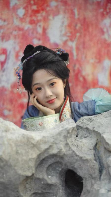 她似日光开播她似日光双线剧情极具感染力，古代一对苦命人被迫阴阳相隔，轮回转世凭借