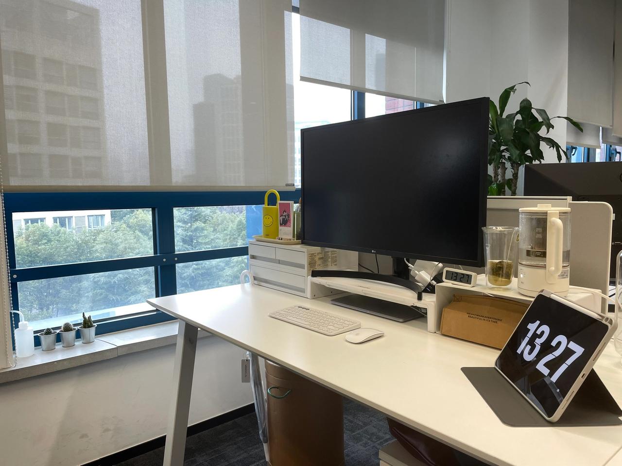 4月最后一个周二
早上7点半出门的时候还以为天没亮
到公司看见产品经理提的3个新