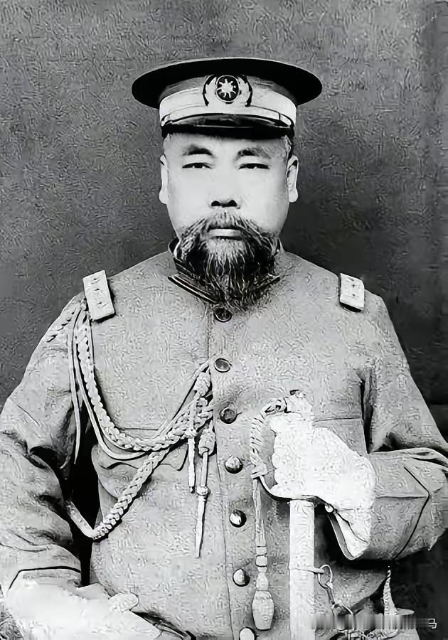 1911年11月3日，江苏巡抚程德全深感清王朝已无可救药，为了避免战争，他剪去发