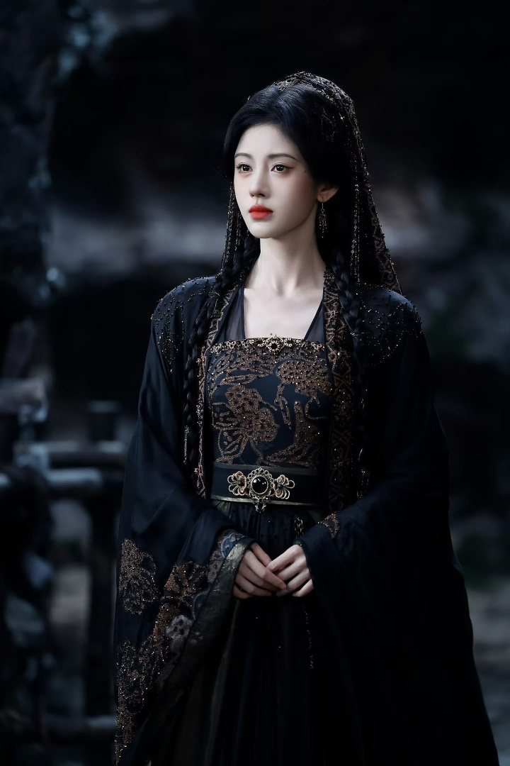 月鳞绮纪鞠婧祎戏服卖掉了露芜衣的每个造型都太美了，爱天地众生爱世间万物，唯独忘了