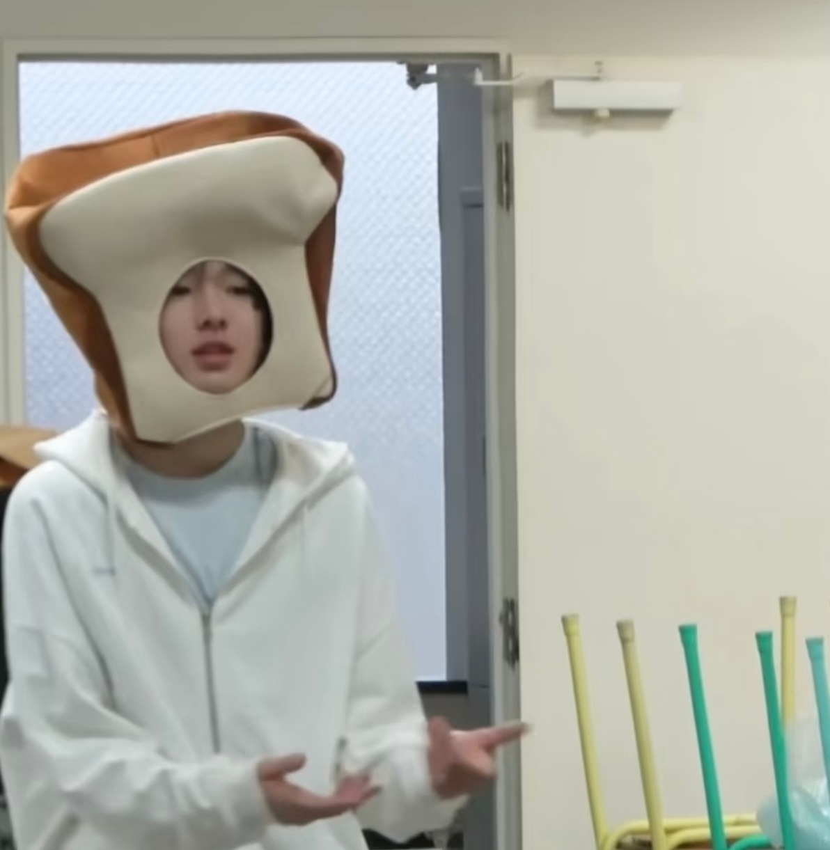 還沒陪你把饅兜 熬成纏綿的傷口 然後一起分享 會更明白 相思的哀愁 