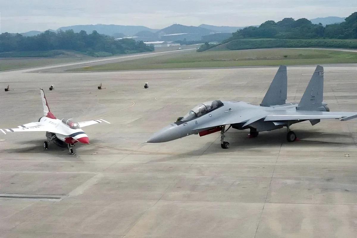 F-16在苏-30面前，娇小犹如一只小鸡仔！
 
苏30是俄罗斯研制的重型双发战