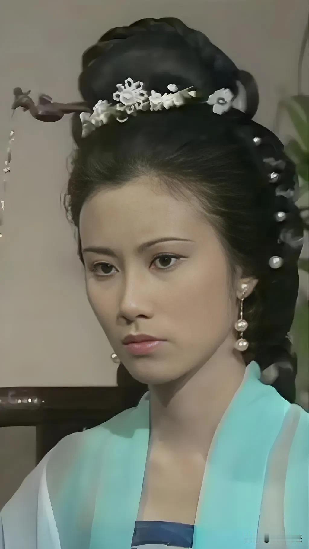 她就是我梦想中第一女词人李清照的样子，柔中带刚，清冷倔强，虽非倾国倾城，但气质绝