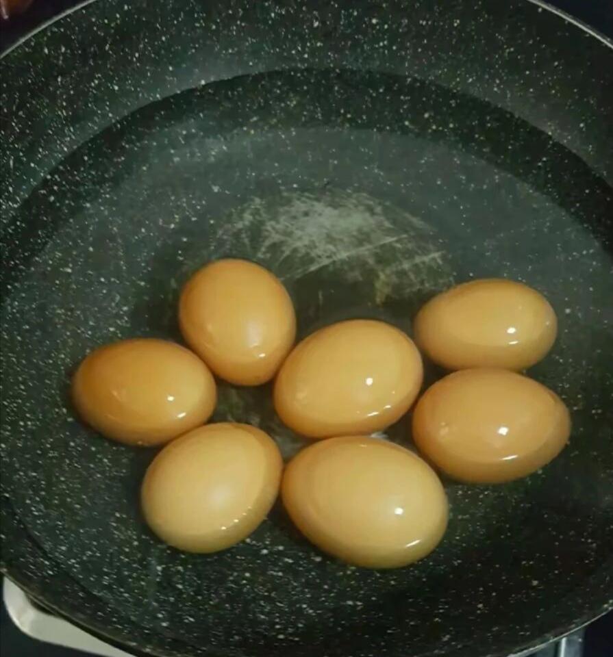 我越来越嫌弃我婆婆了，她现在做的饭我几乎都不吃。
首先一辈子不刷牙，不洗头。就连