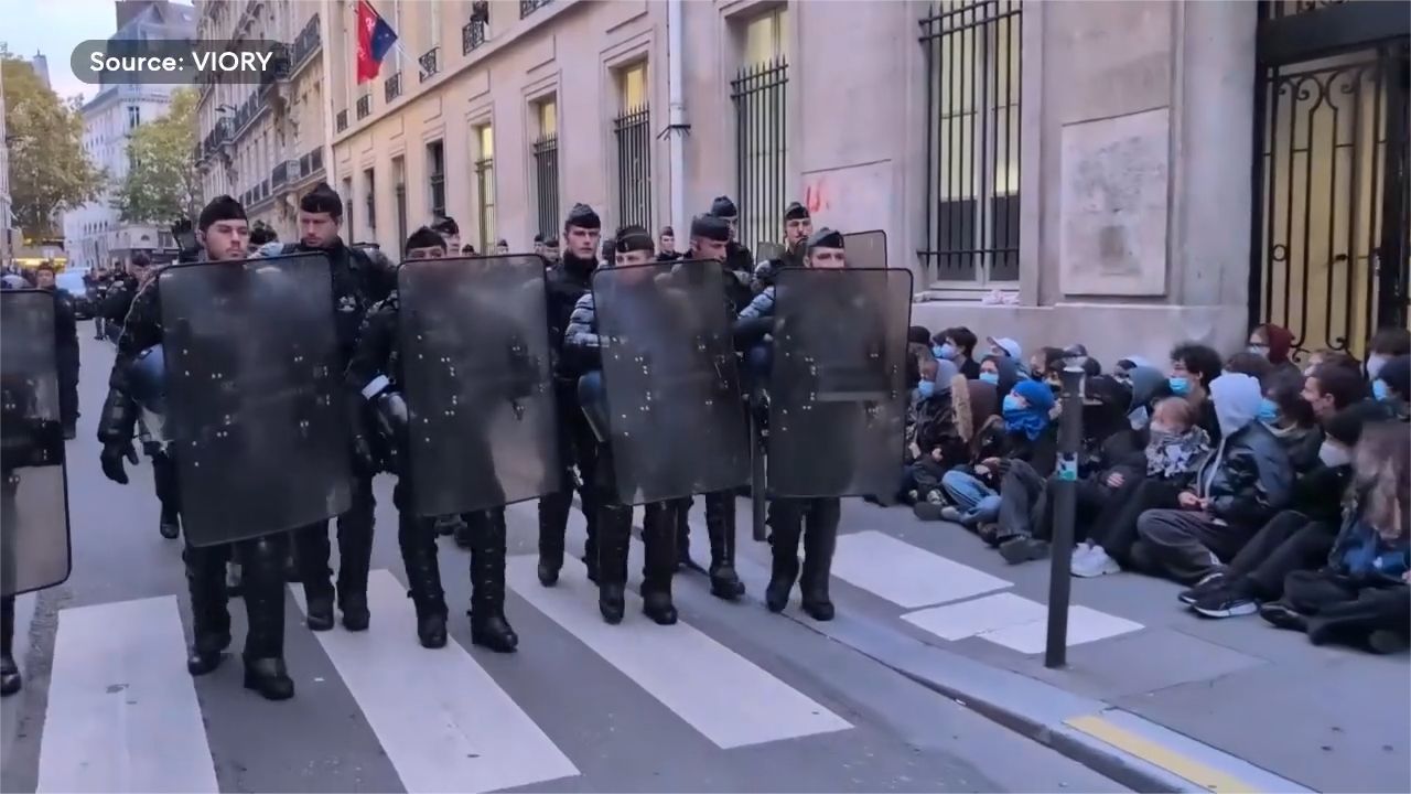 法国警察宵禁扫街行动