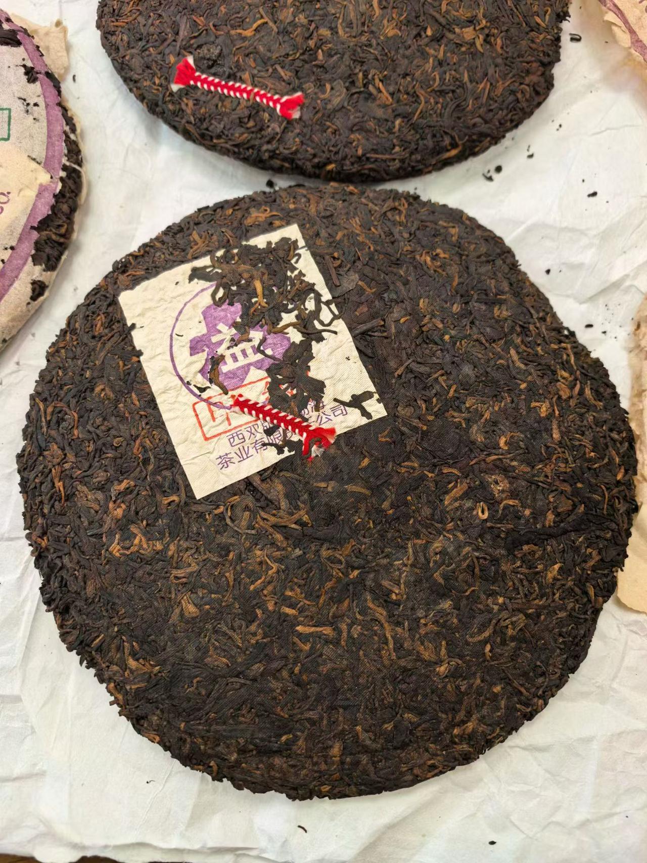 03年301紫大益甲级，品质熟茶。一片原包，两片开纸，欢迎打包。301紫大益甲级