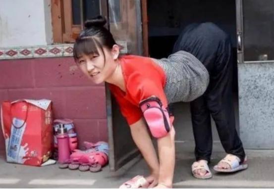 山东一名靠爬行维持生活的女子，在 24 岁时嫁给了一个 46 岁的单身男人，婚后