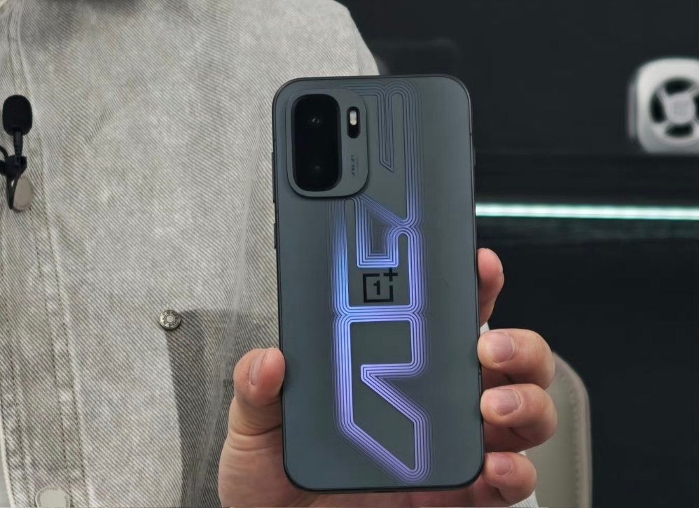 在？看看今晚杰哥直播间里面亮出来的Ace6至尊版。整体上家族风格，但是后盖这个A