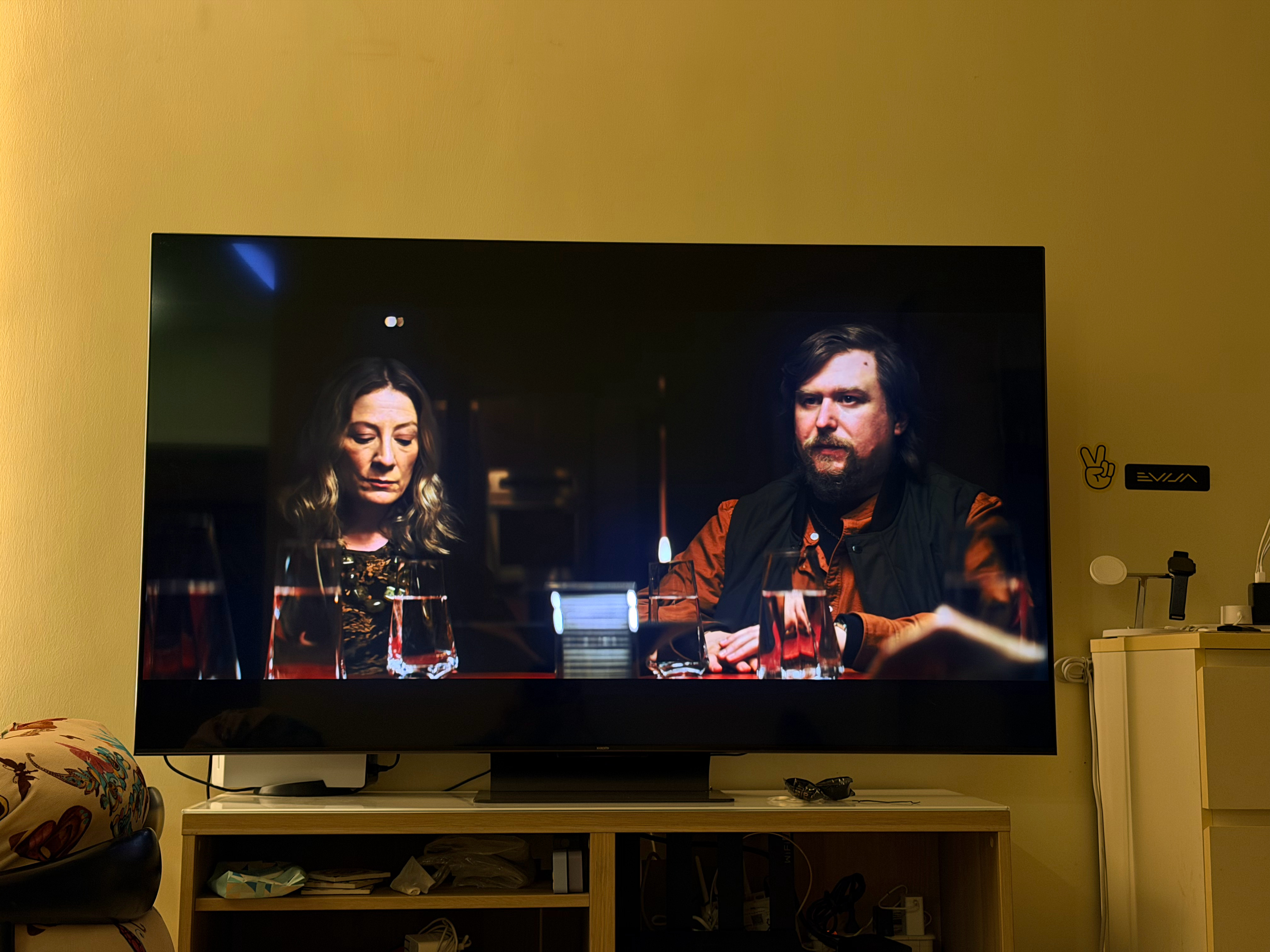 为什么国内的视频 app 都要加频道的标志，如果不加的话，沉浸感会提高一倍吧