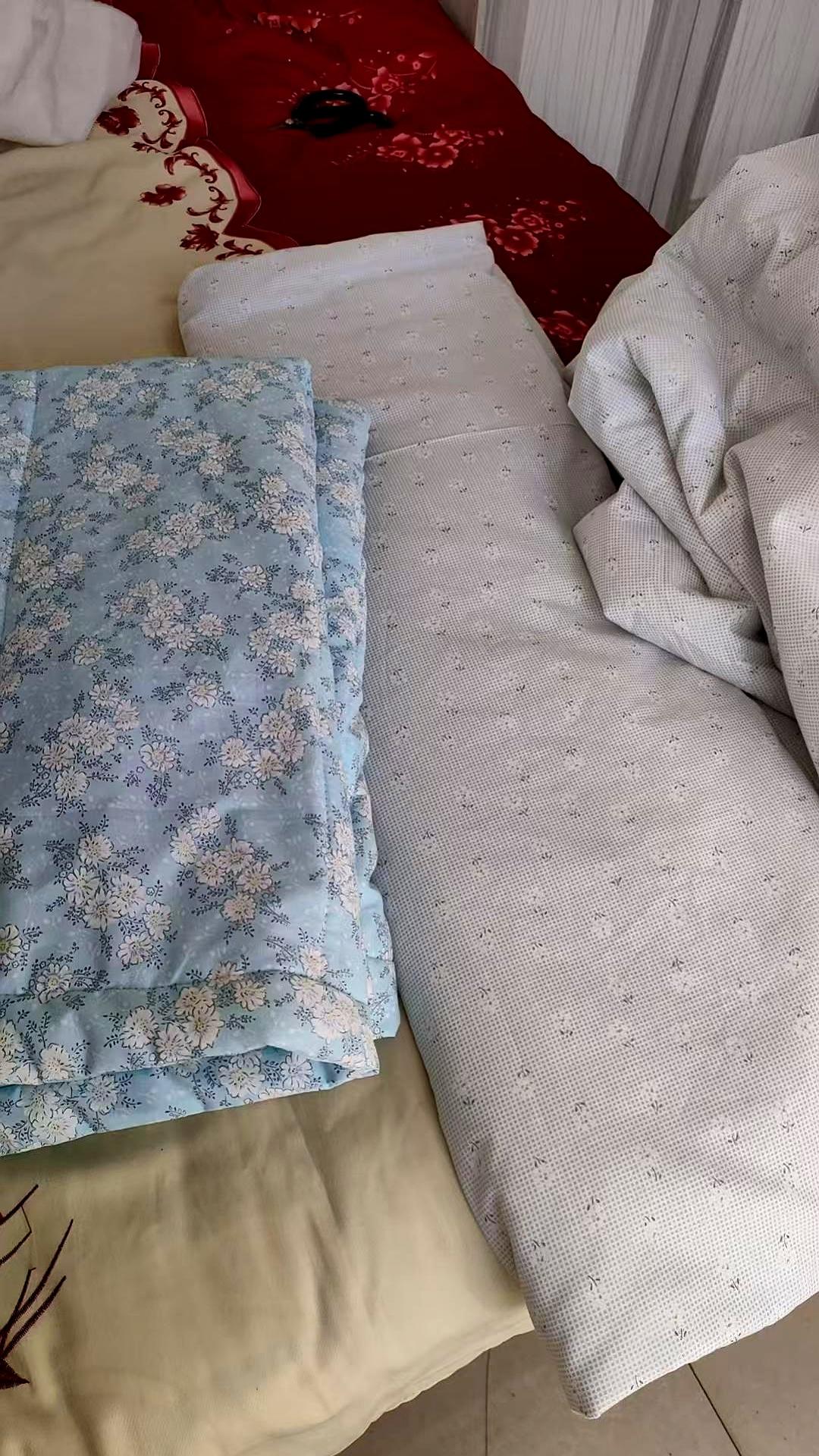 今天，三姑、老姑、二姑前脚后脚地进了门，全是奔着病床上那个躺着的老爷们儿来的。