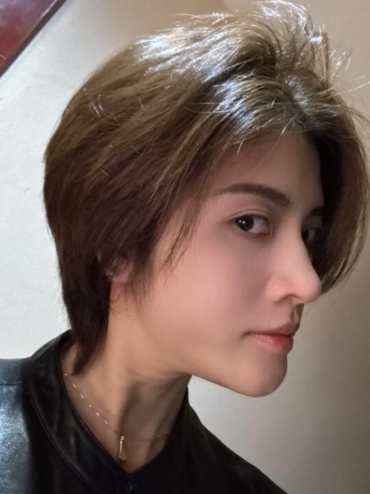 被理发师剪毁的头发，好丑啊😭😭